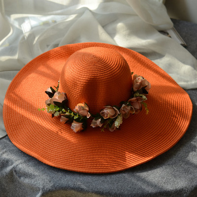 Μοντέρνα γυναικεία τσάντα για την παραλία με διακοσμητικά λουλούδια σε πολλά διαφορετικά χρώματα