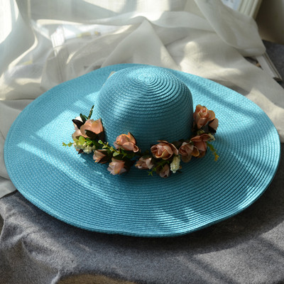 Μοντέρνα γυναικεία τσάντα για την παραλία με διακοσμητικά λουλούδια σε πολλά διαφορετικά χρώματα