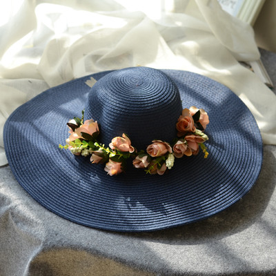 Μοντέρνα γυναικεία τσάντα για την παραλία με διακοσμητικά λουλούδια σε πολλά διαφορετικά χρώματα