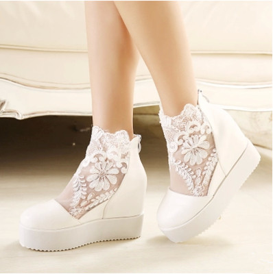 Дамски дантелени сандали на висока платформа в два модела 