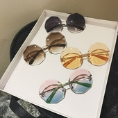 Κομψά γυναικεία γυαλιά ηλίου με έγχρωμο σκελετό και γυαλιά σε διάφορα χρώματα