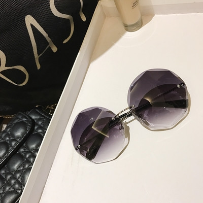 Κομψά γυναικεία γυαλιά ηλίου με έγχρωμο σκελετό και γυαλιά σε διάφορα χρώματα