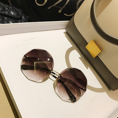 Κομψά γυναικεία γυαλιά ηλίου με έγχρωμο σκελετό και γυαλιά σε διάφορα χρώματα