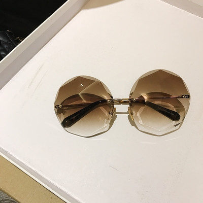 Κομψά γυναικεία γυαλιά ηλίου με έγχρωμο σκελετό και γυαλιά σε διάφορα χρώματα