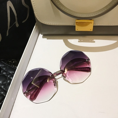 Κομψά γυναικεία γυαλιά ηλίου με έγχρωμο σκελετό και γυαλιά σε διάφορα χρώματα