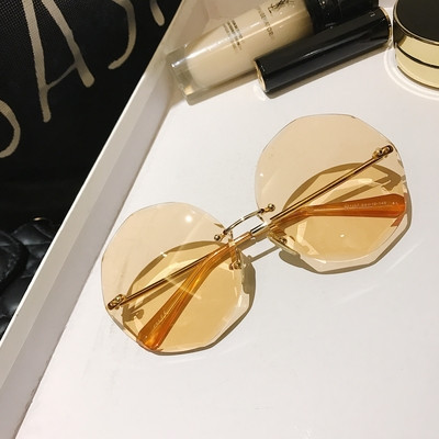 Κομψά γυναικεία γυαλιά ηλίου με έγχρωμο σκελετό και γυαλιά σε διάφορα χρώματα