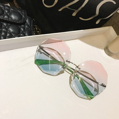 Κομψά γυναικεία γυαλιά ηλίου με έγχρωμο σκελετό και γυαλιά σε διάφορα χρώματα