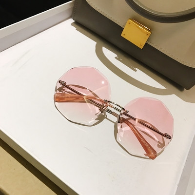 Κομψά γυναικεία γυαλιά ηλίου με έγχρωμο σκελετό και γυαλιά σε διάφορα χρώματα