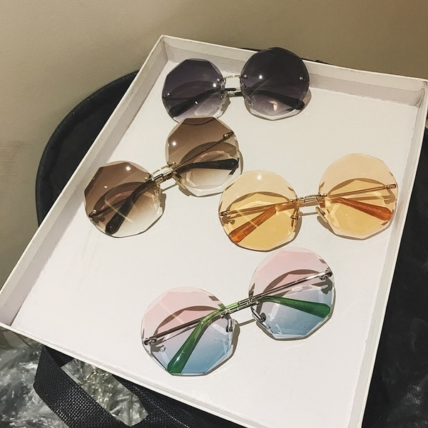 Κομψά γυναικεία γυαλιά ηλίου με έγχρωμο σκελετό και γυαλιά σε διάφορα χρώματα