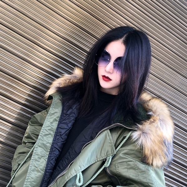 Κομψά γυναικεία γυαλιά ηλίου με έγχρωμο σκελετό και γυαλιά σε διάφορα χρώματα