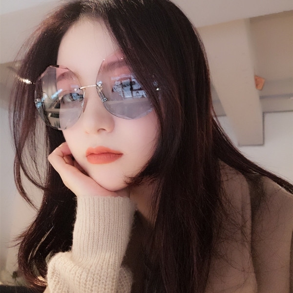 Κομψά γυναικεία γυαλιά ηλίου με έγχρωμο σκελετό και γυαλιά σε διάφορα χρώματα