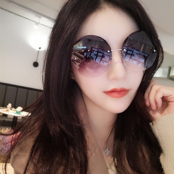 Κομψά γυναικεία γυαλιά ηλίου με έγχρωμο σκελετό και γυαλιά σε διάφορα χρώματα