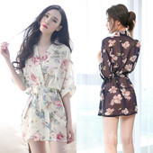 Rövid női hálóing típusú fürdőköpeny virágos motívumokkal, finom éteri anyagból