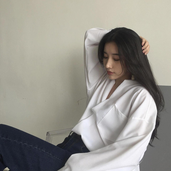 Cămașă elegantă de damă cu decolteu în V în alb și negru