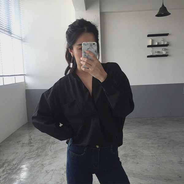 Cămașă elegantă de damă cu decolteu în V în alb și negru