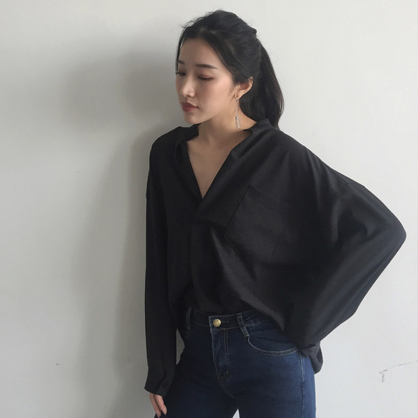 Cămașă elegantă de damă cu decolteu în V în alb și negru