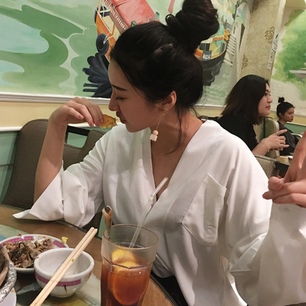 Cămașă elegantă de damă cu decolteu în V în alb și negru