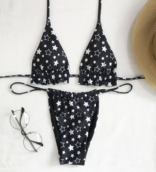 Kétrészes női fürdőruha fekete színben, mintával