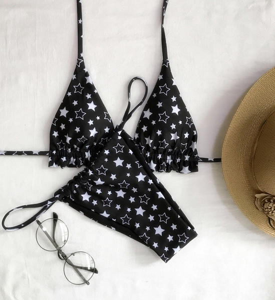 Kétrészes női fürdőruha fekete színben, mintával