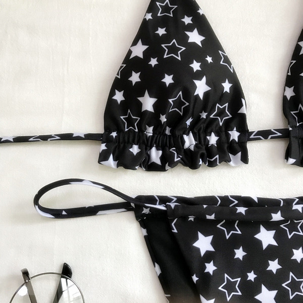 Kétrészes női fürdőruha fekete színben, mintával