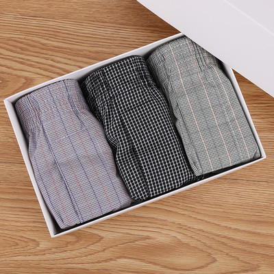 Boxeri bărbați din bumbac și elastic - diferite modele la set de 3 piese roșu, negru, alb dungi