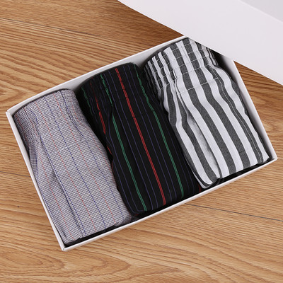 Boxeri bărbați din bumbac și elastic - diferite modele la set de 3 piese roșu, negru, alb dungi