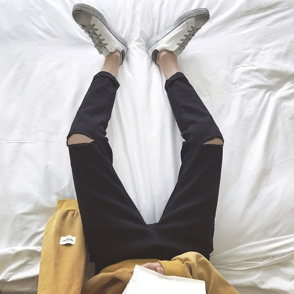 Modern férfi farmer, szakadt motívummal három színben