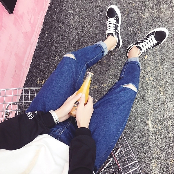 Modern férfi farmer, szakadt motívummal három színben