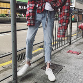 Blugi de bărbați sport-eleganți cu petice și cravată lungă cu inscripție în culoare deschisă