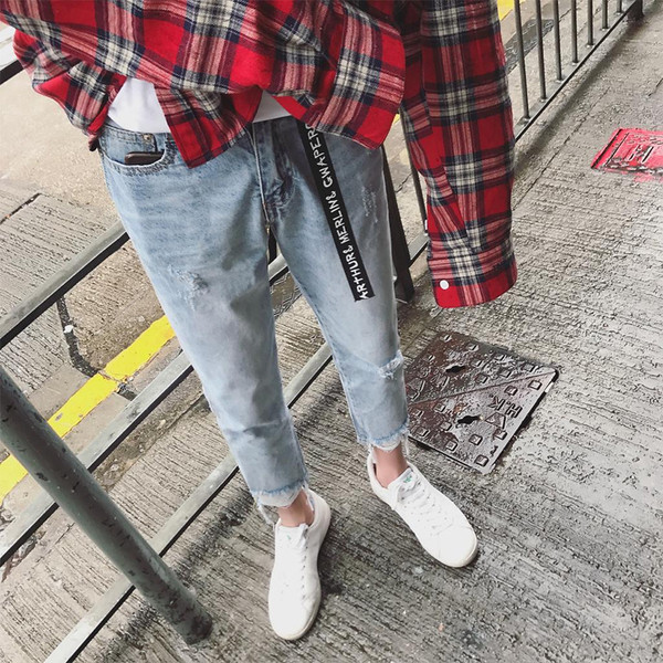 Blugi de bărbați sport-eleganți cu petice și cravată lungă cu inscripție în culoare deschisă