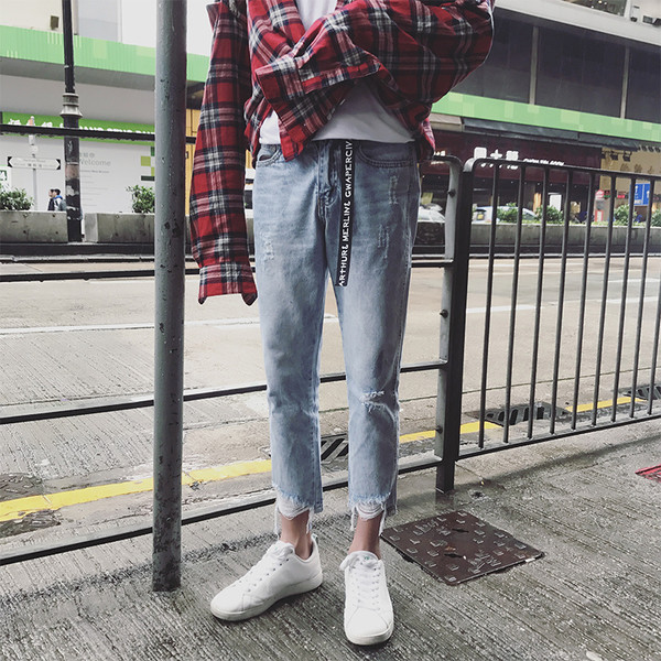 Blugi de bărbați sport-eleganți cu petice și cravată lungă cu inscripție în culoare deschisă