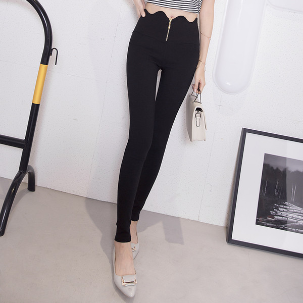 Stílusos női leggings magas derékkal, aszimmetrikus hosszúsággal fekete-fehér színben