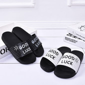 Alkalmi női papucs fekete-fehér felirattal