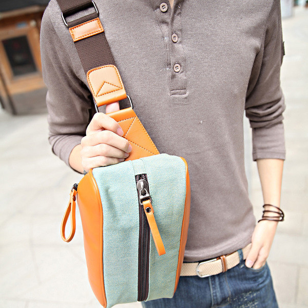 Geantă de umăr mică pentru bărbați cu curea largă în culori deschise