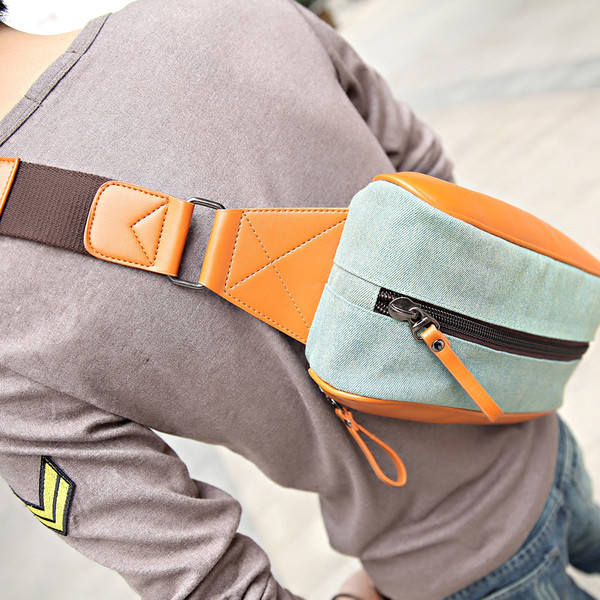 Geantă de umăr mică pentru bărbați cu curea largă în culori deschise