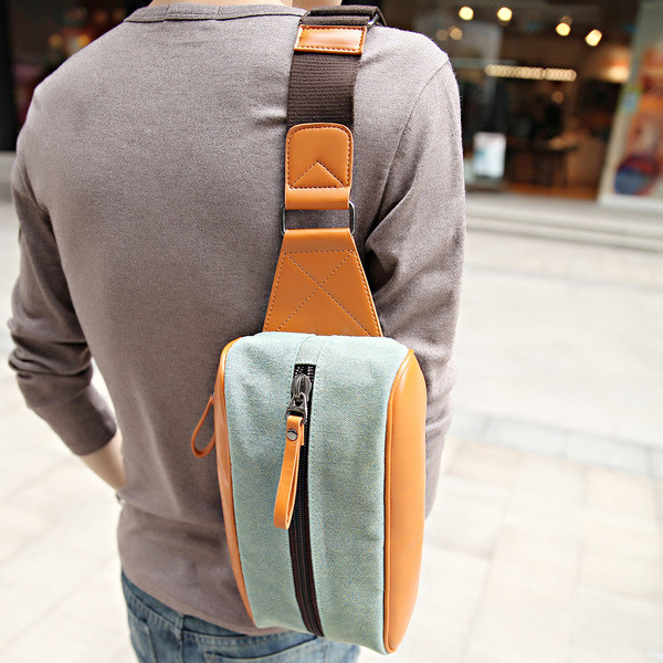 Geantă de umăr mică pentru bărbați cu curea largă în culori deschise