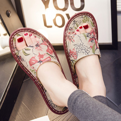 Μοντέρνες γυναικείες παντόφλες με φυτικά μοτίβα