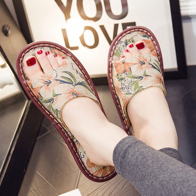 Μοντέρνες γυναικείες παντόφλες με φυτικά μοτίβα