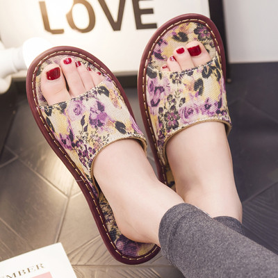 Μοντέρνες γυναικείες παντόφλες με φυτικά μοτίβα