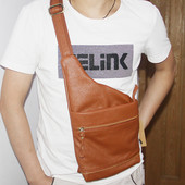 O geantă mică de umăr modernă din imitație de piele într-o culoare deschisă