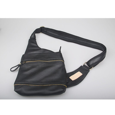 O geantă mică de umăr modernă din imitație de piele într-o culoare deschisă