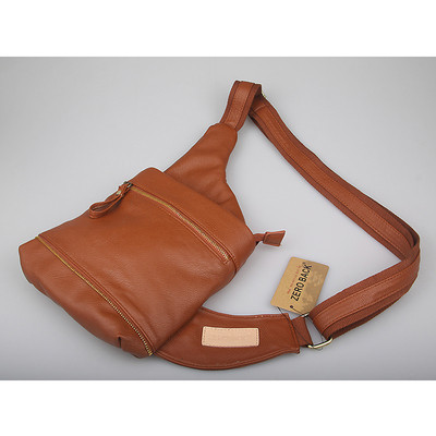 O geantă mică de umăr modernă din imitație de piele într-o culoare deschisă