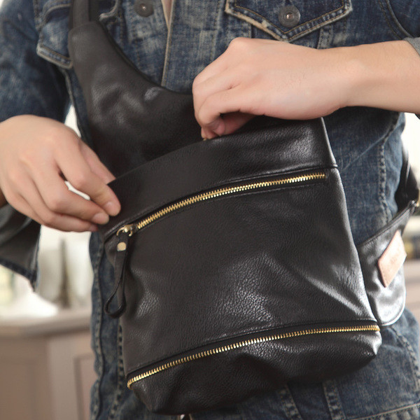 O geantă mică de umăr modernă din imitație de piele într-o culoare deschisă