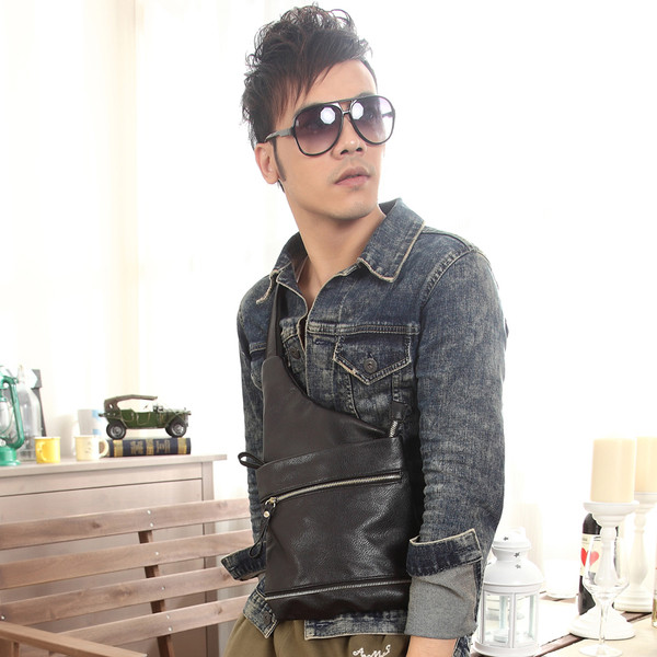 O geantă mică de umăr modernă din imitație de piele într-o culoare deschisă