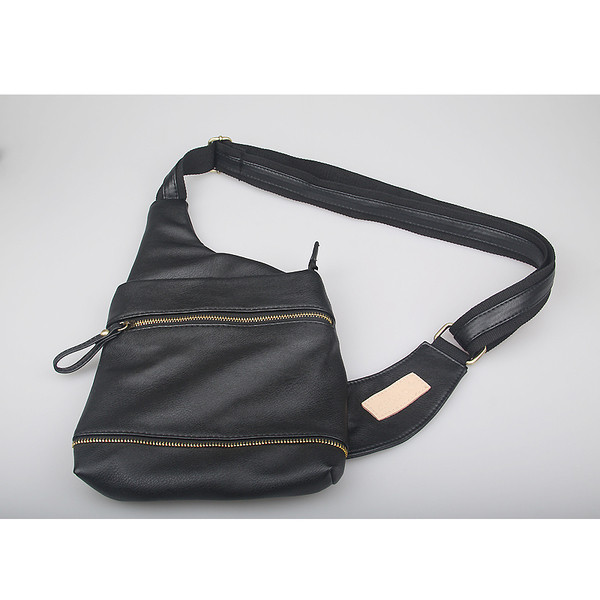 O geantă mică de umăr modernă din imitație de piele într-o culoare deschisă