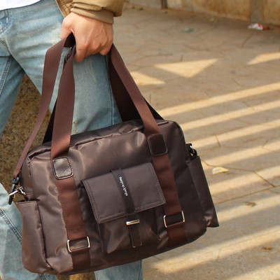 Ανδρική καθημερινή τσάντα σε δύο χρώματα με πολύ μακριά λάβη