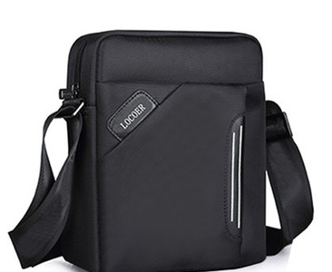 Κομψή ανδρική τσάντα  σε δύο χρώματα πάνω από τον ώμο με ρυθμιζόμενο ιμάντα ώμου