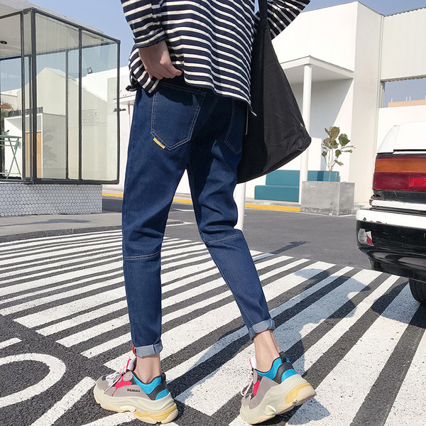 Hétköznapi használatra alkalmas sima férfi farmer, érdekes szegéllyel, három színben