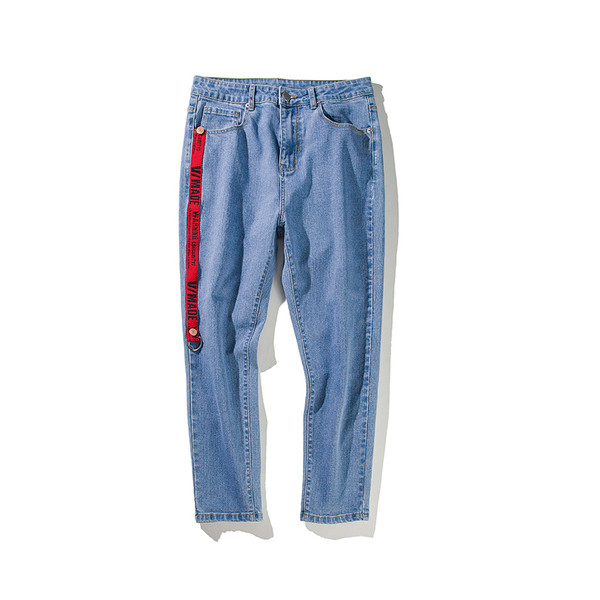 Κομψά τζιν ανδρικά με πολύχρωμο περίγραμμα και ανοιχτόχρωμη επιγραφή