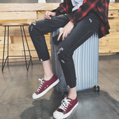 Blugi de bărbați stilați, cu lungimea de 7/8 și petice în negru